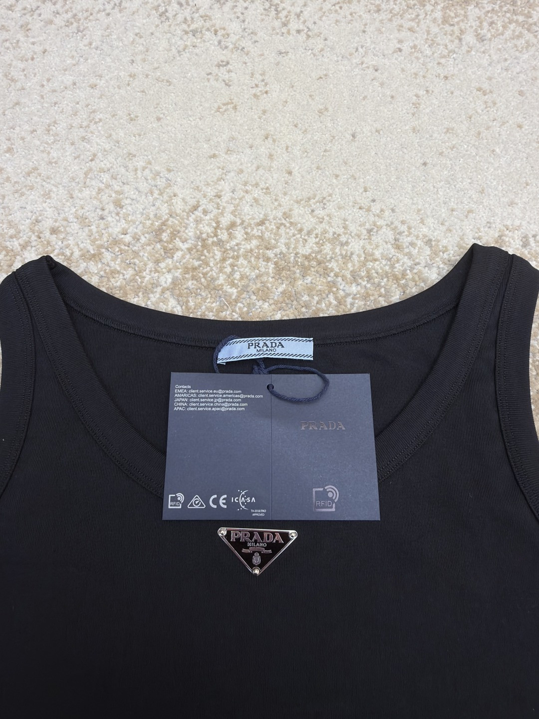 PRADA 普拉达 三角标短款背心 女款 夏季 白色 黑色 A0 39546C-10Z0-F0009-S-231