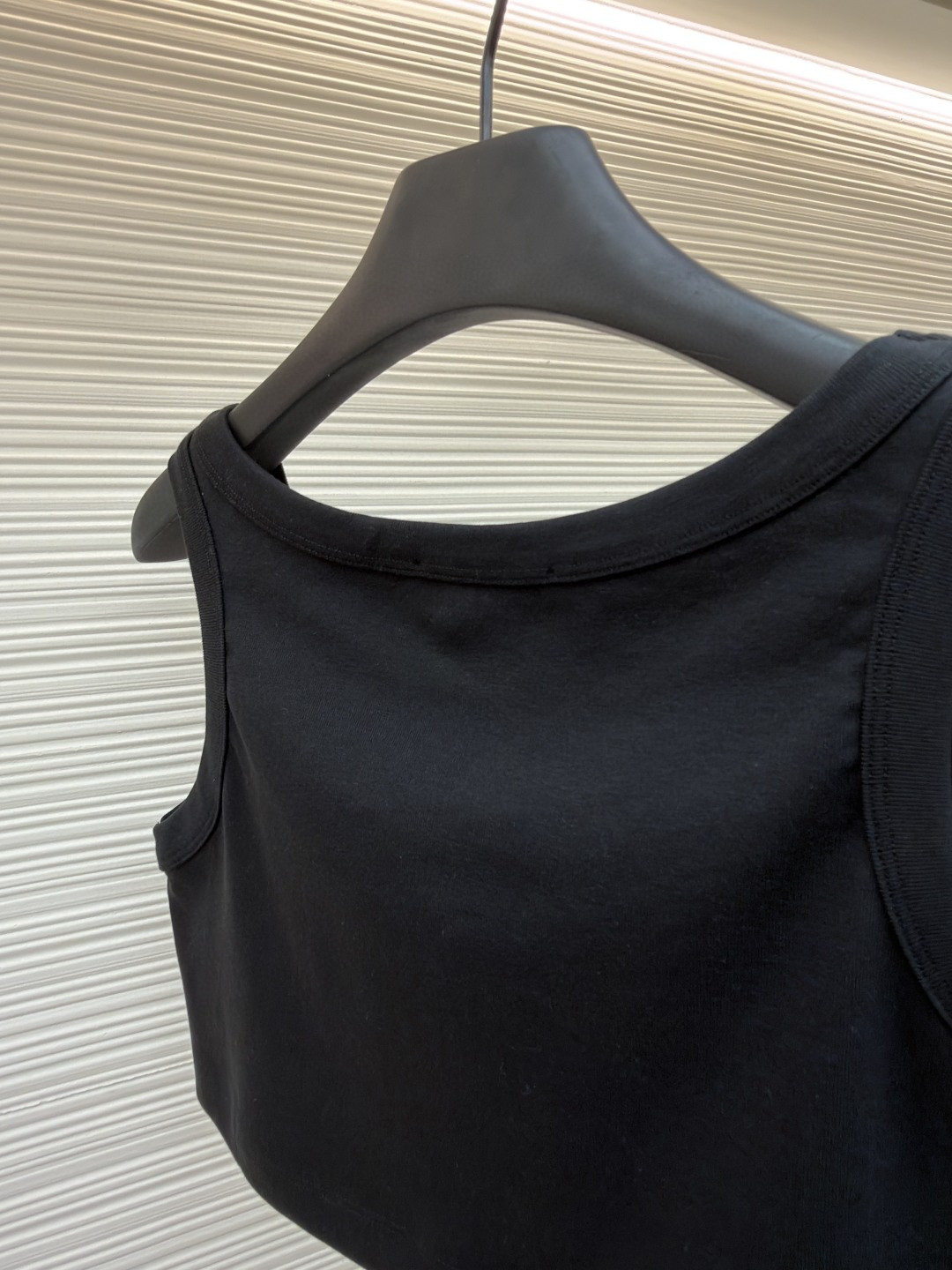 PRADA 普拉达 三角标短款背心 女款 夏季 白色 黑色 A0 39546C-10Z0-F0009-S-231