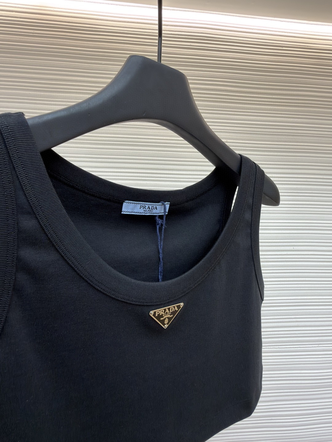 PRADA 普拉达 三角标短款背心 女款 夏季 白色 黑色 A0 39546C-10Z0-F0009-S-231