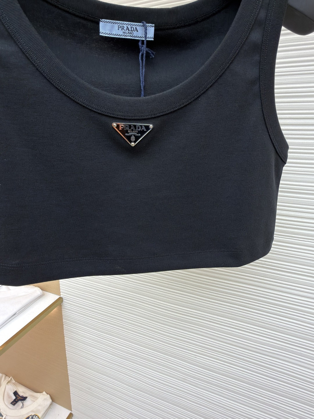 PRADA 普拉达 三角标短款背心 女款 夏季 白色 黑色 A0 39546C-10Z0-F0009-S-231