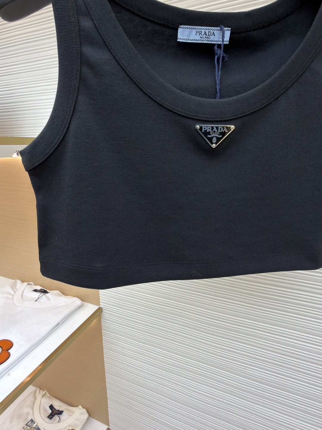 PRADA 普拉达 三角标短款背心 女款 夏季 白色 黑色 A0 39546C-10Z0-F0009-S-231