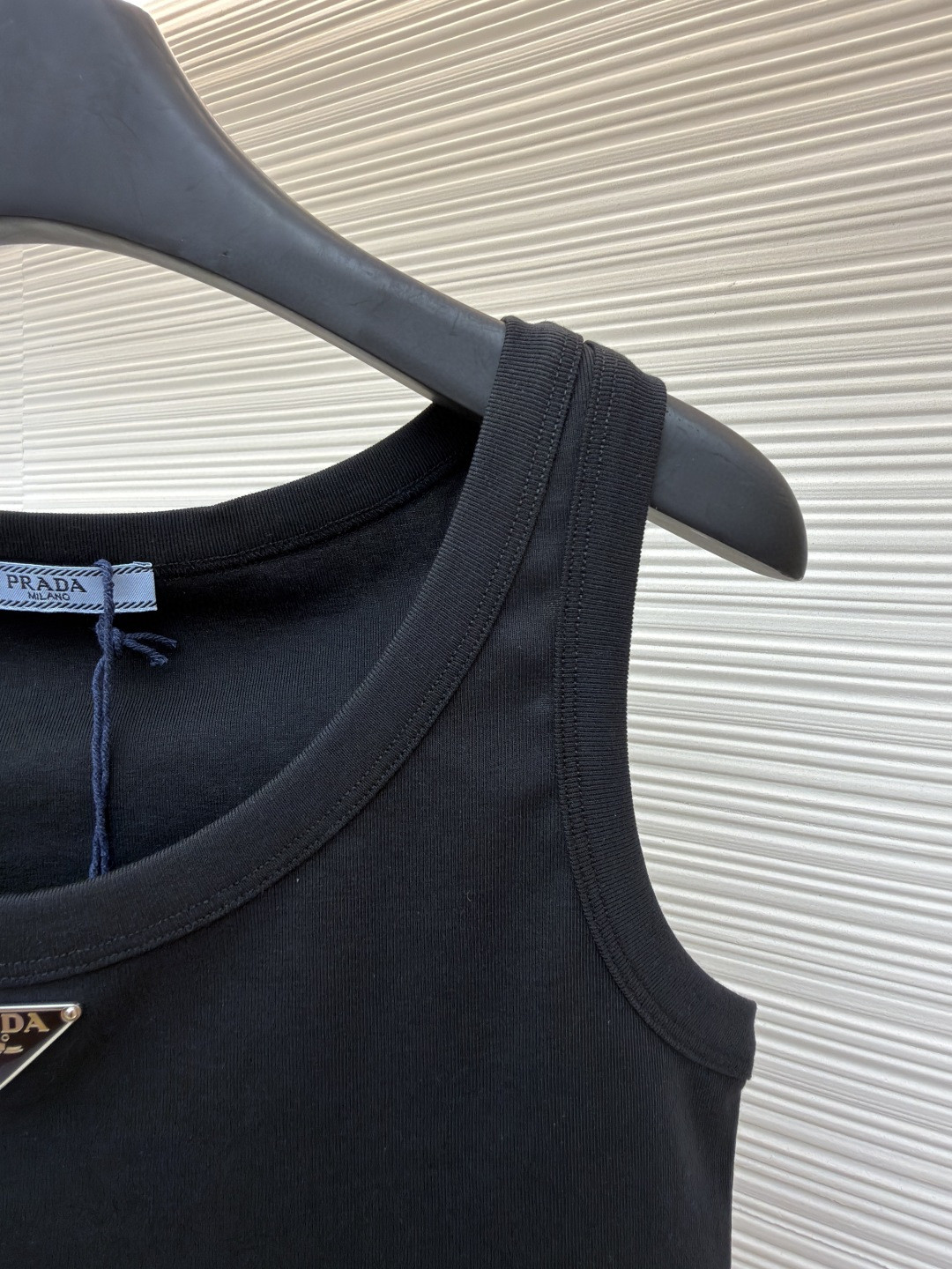 PRADA 普拉达 三角标短款背心 女款 夏季 白色 黑色 A0 39546C-10Z0-F0009-S-231