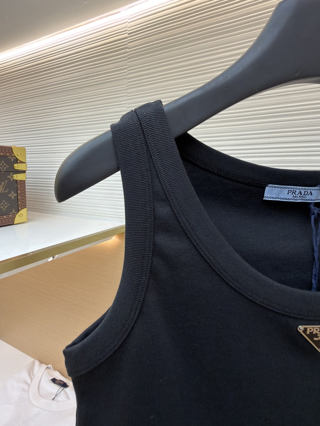 PRADA 普拉达 三角标短款背心 女款 夏季 白色 黑色 A0 39546C-10Z0-F0009-S-231