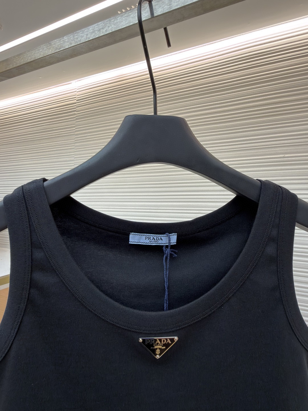 PRADA 普拉达 三角标短款背心 女款 夏季 白色 黑色 A0 39546C-10Z0-F0009-S-231