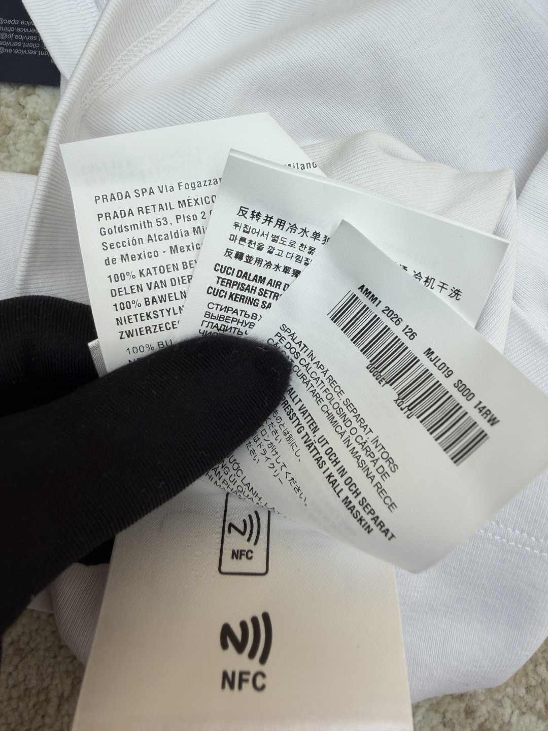 PRADA 普拉达 三角标短款背心 女款 夏季 白色 黑色 A0 39546C-10Z0-F0009-S-231