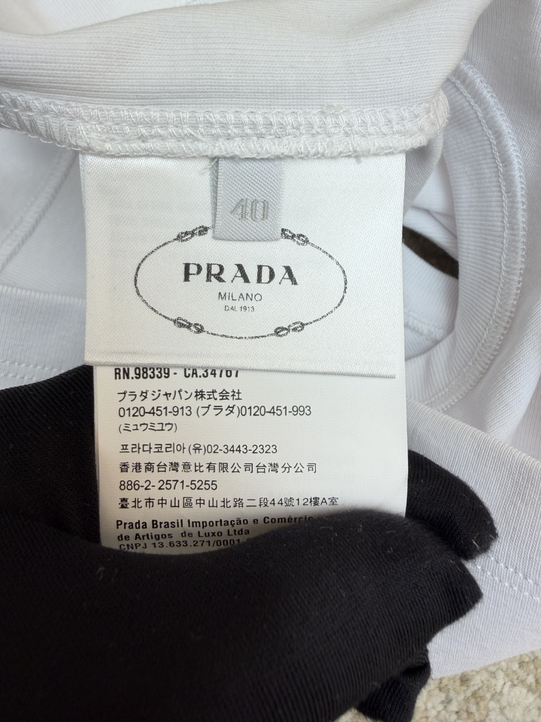 PRADA 普拉达 三角标短款背心 女款 夏季 白色 黑色 A0 39546C-10Z0-F0009-S-231