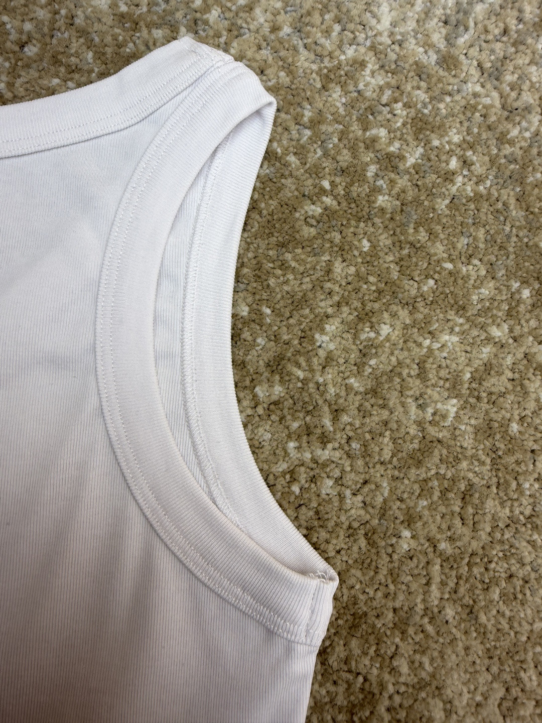 PRADA 普拉达 三角标短款背心 女款 夏季 白色 黑色 A0 39546C-10Z0-F0009-S-231