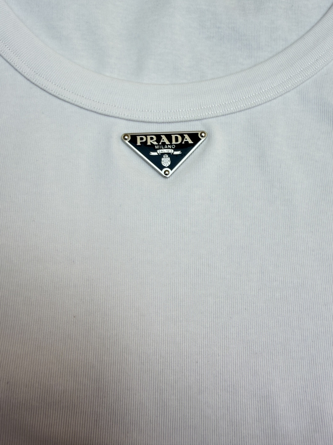 PRADA 普拉达 三角标短款背心 女款 夏季 白色 黑色 A0 39546C-10Z0-F0009-S-231