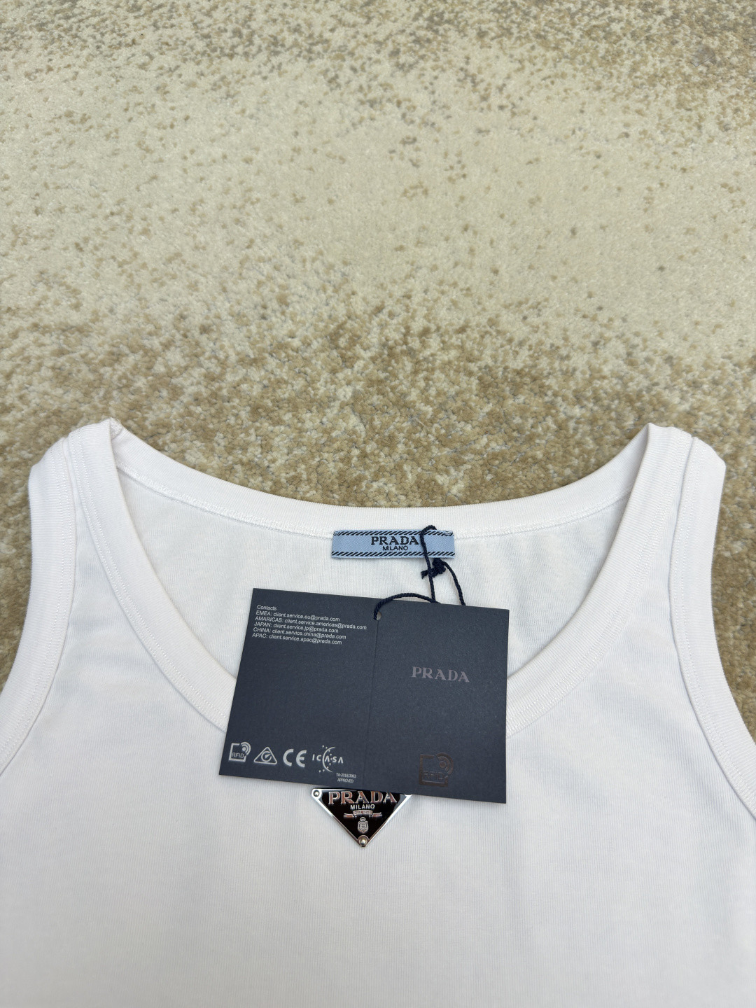 PRADA 普拉达 三角标短款背心 女款 夏季 白色 黑色 A0 39546C-10Z0-F0009-S-231