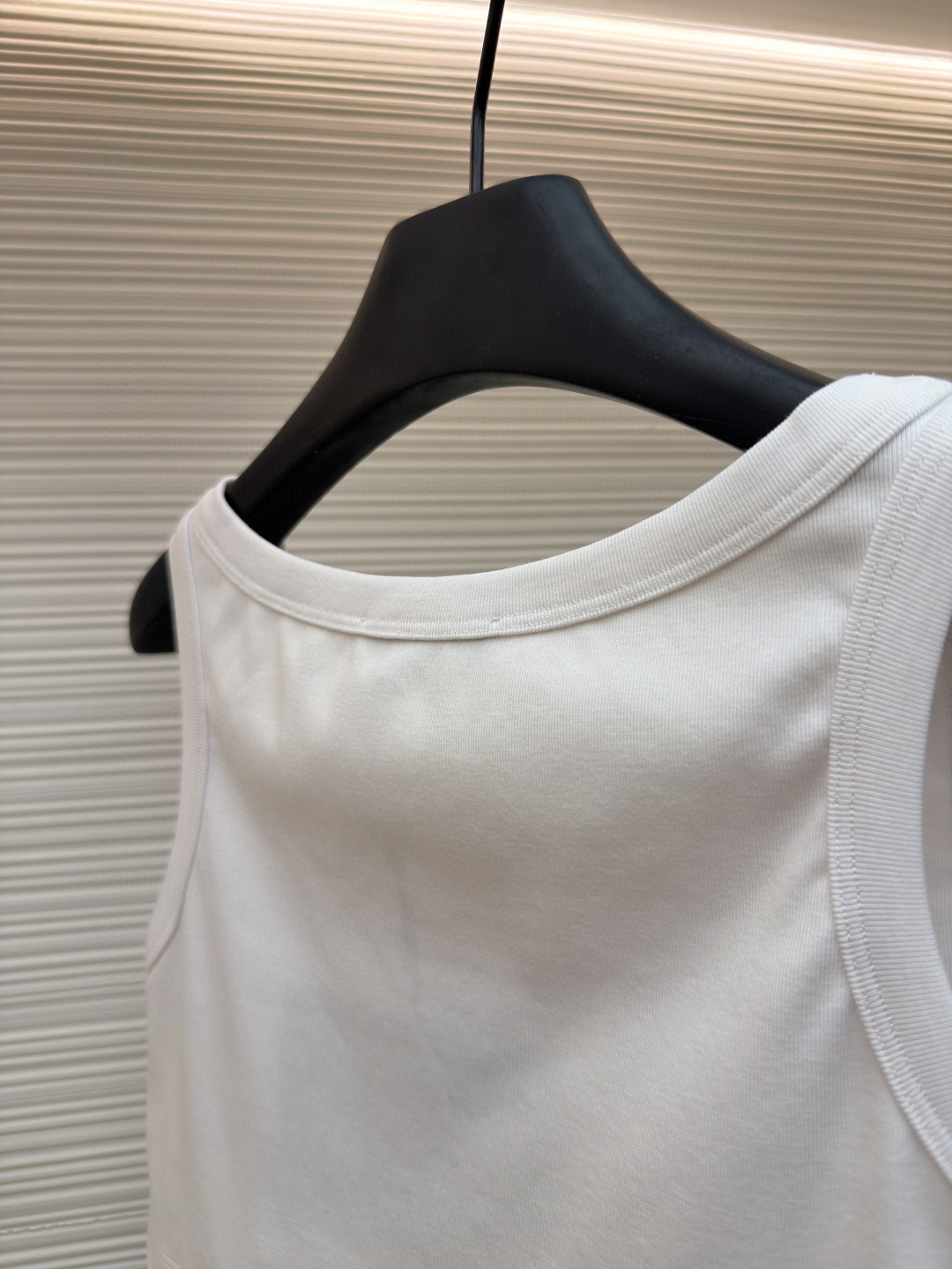 PRADA 普拉达 三角标短款背心 女款 夏季 白色 黑色 A0 39546C-10Z0-F0009-S-231