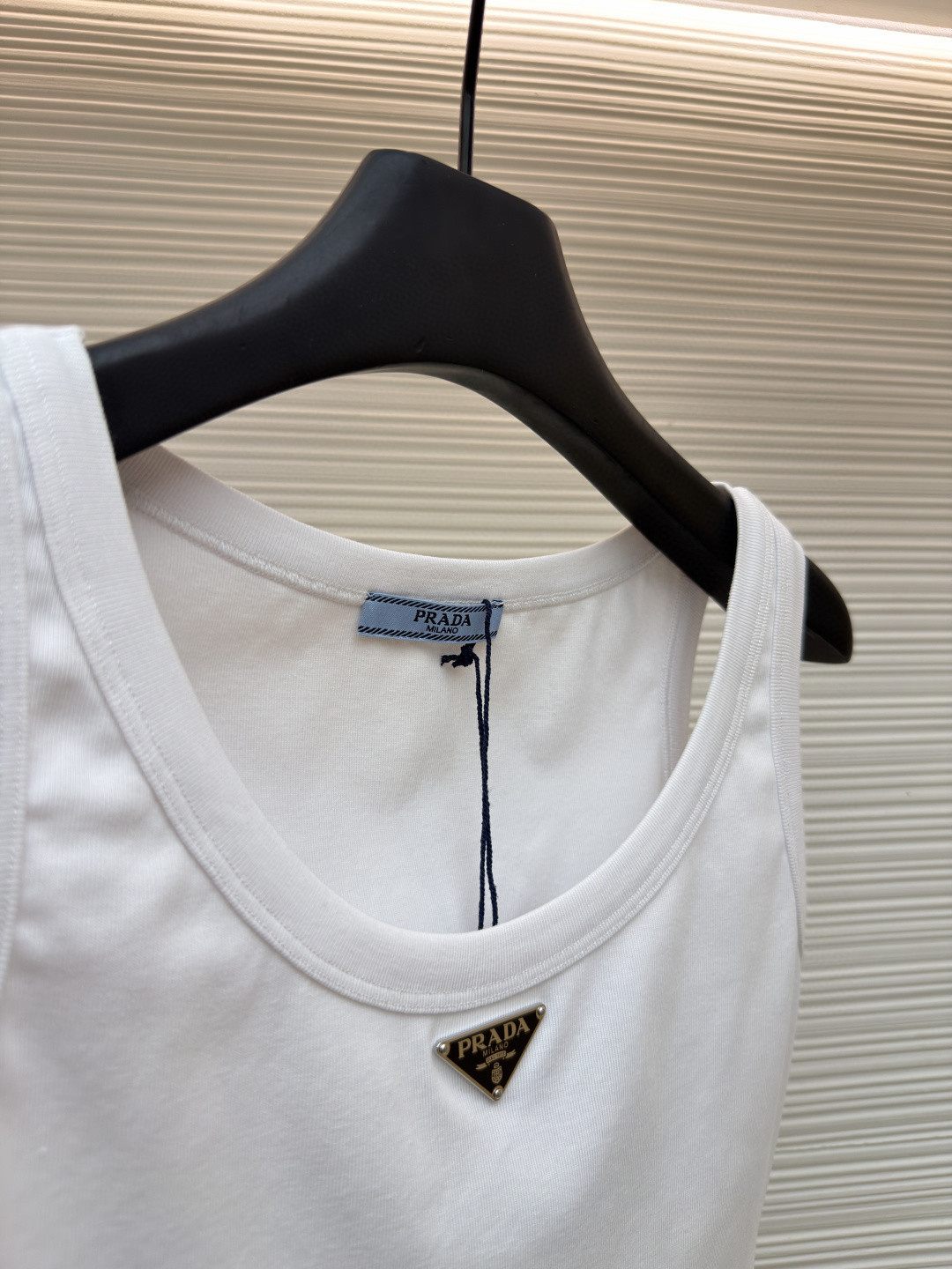 PRADA 普拉达 三角标短款背心 女款 夏季 白色 黑色 A0 39546C-10Z0-F0009-S-231