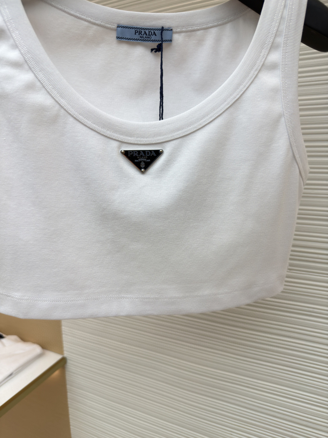 PRADA 普拉达 三角标短款背心 女款 夏季 白色 黑色 A0 39546C-10Z0-F0009-S-231