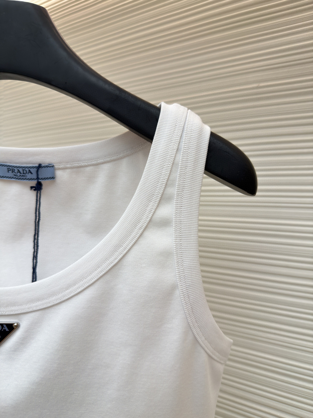 PRADA 普拉达 三角标短款背心 女款 夏季 白色 黑色 A0 39546C-10Z0-F0009-S-231