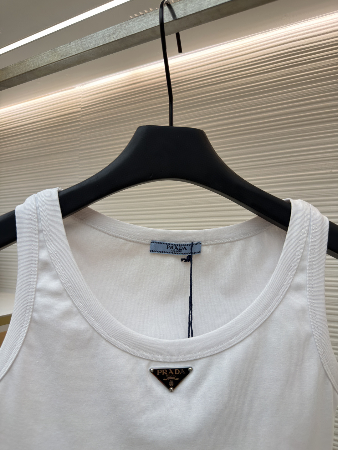 PRADA 普拉达 三角标短款背心 女款 夏季 白色 黑色 A0 39546C-10Z0-F0009-S-231