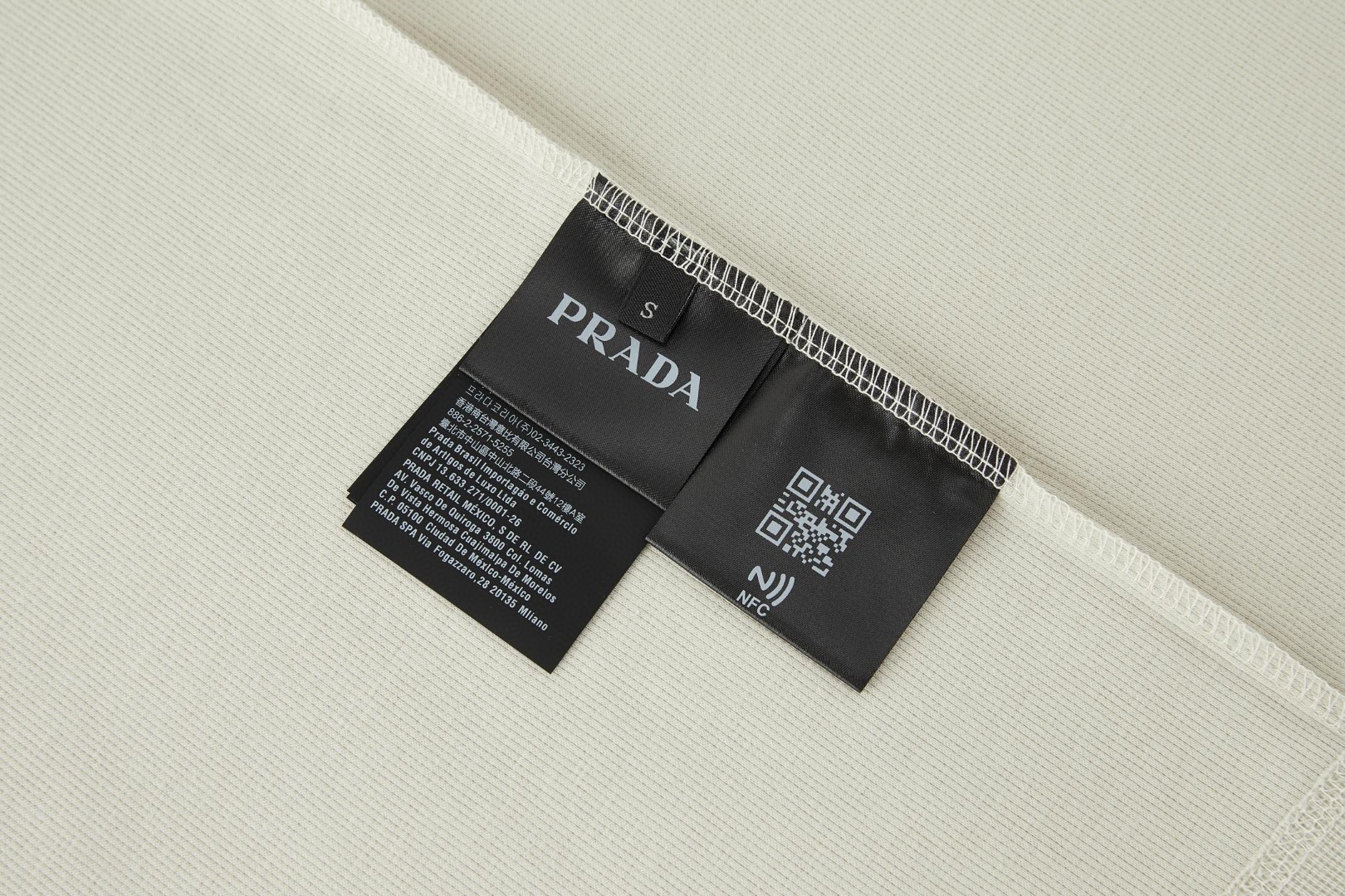 PRADA 普拉达 小领标圆领短袖 T恤 夏季 米杏色 黑色 A0 UJN994-195U-F0A08-S-OOO