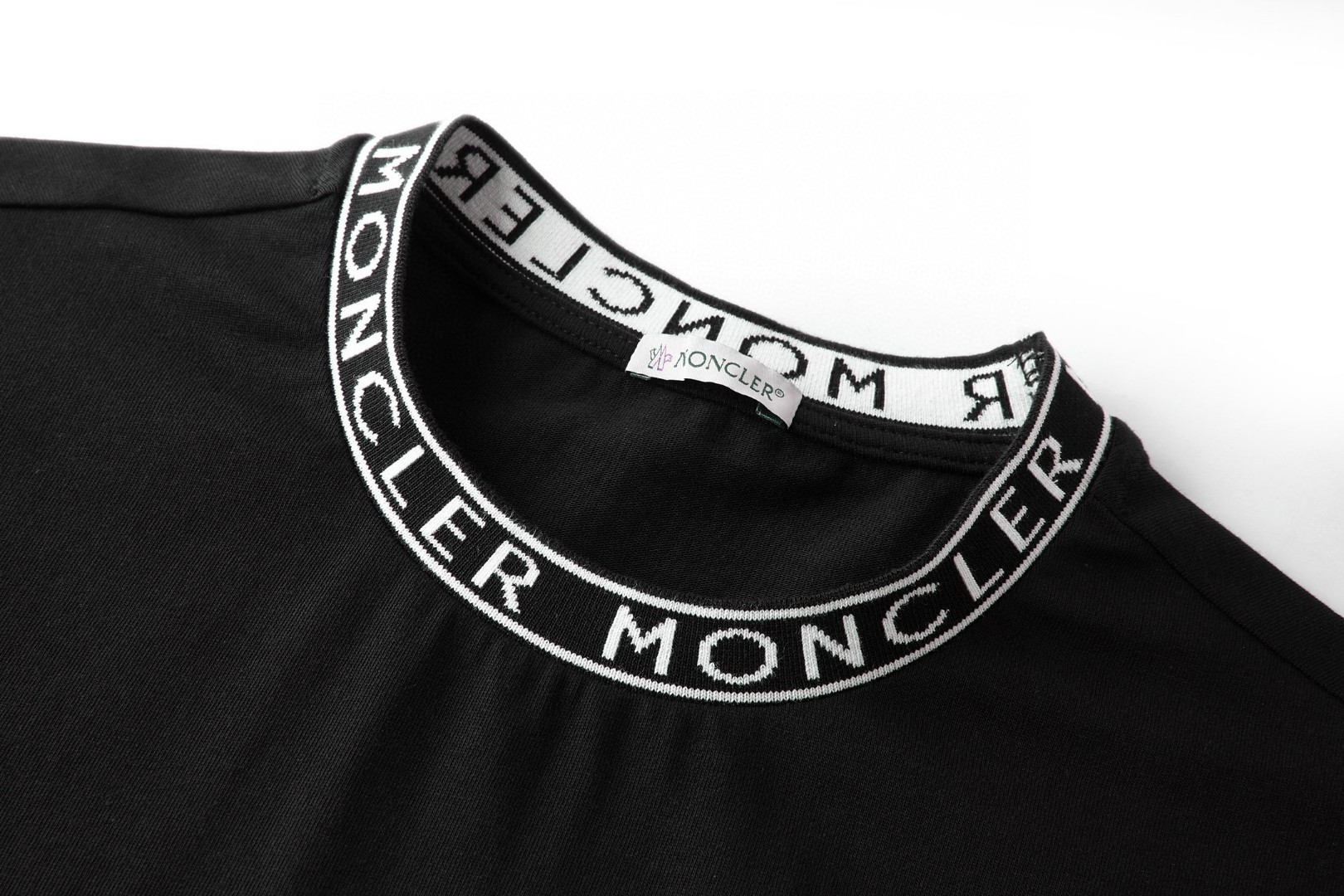 Moncler 蒙口 字母领口标识圆领短袖 T恤 夏季 白色 黑色 A0 L10918C000318390T032