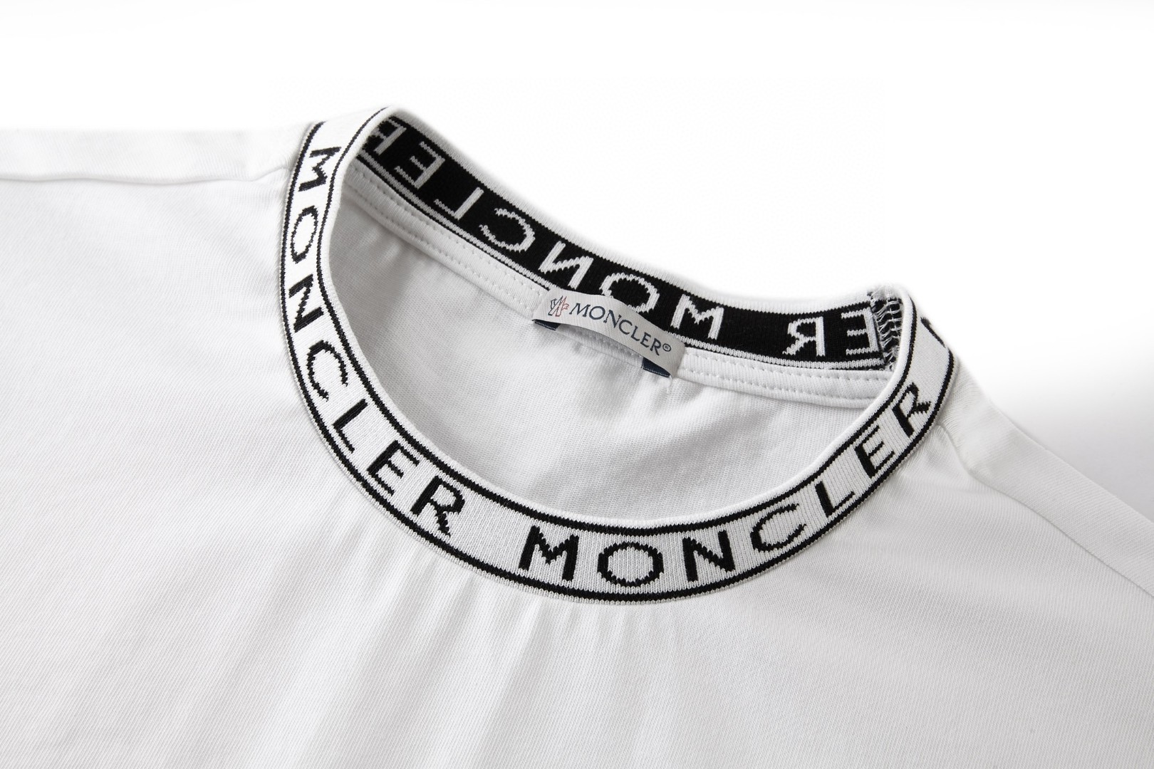Moncler 蒙口 字母领口标识圆领短袖 T恤 夏季 白色 黑色 A0 L10918C000318390T032