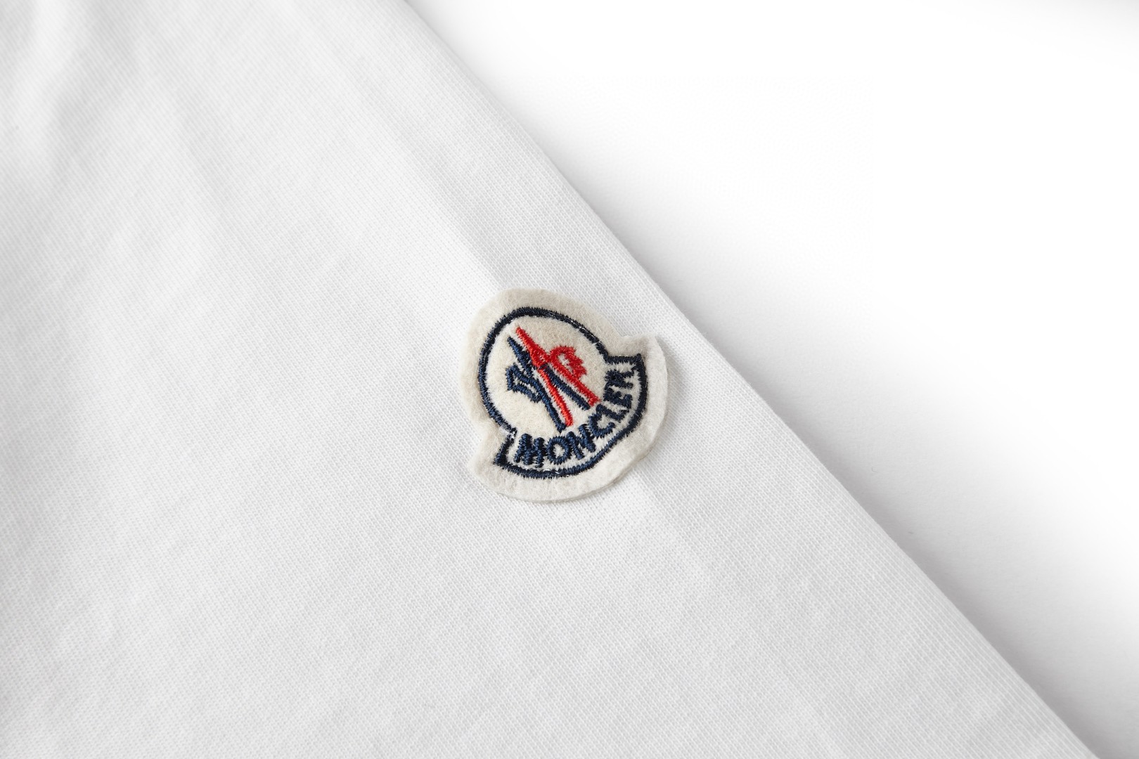 Moncler 蒙口 字母领口标识圆领短袖 T恤 夏季 白色 黑色 A0 L10918C000318390T032