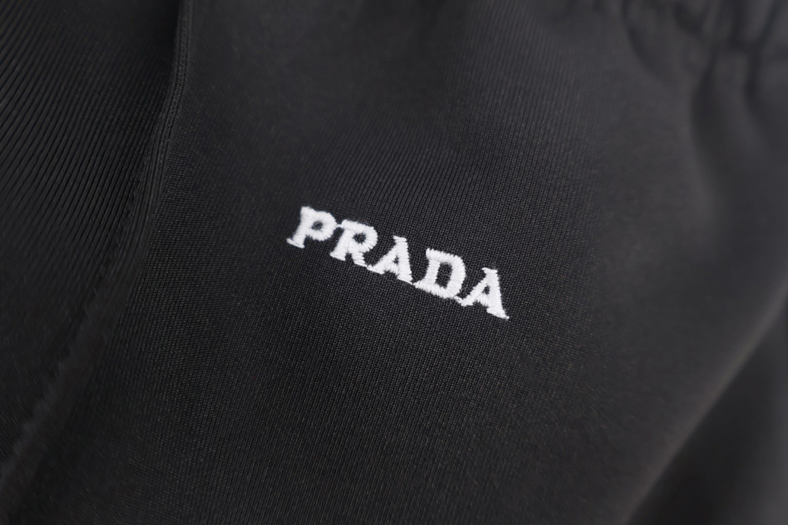 PRADA 普拉达 小logo刺绣松紧腰运动裤 休闲裤 裤子 长裤 黑色 B0