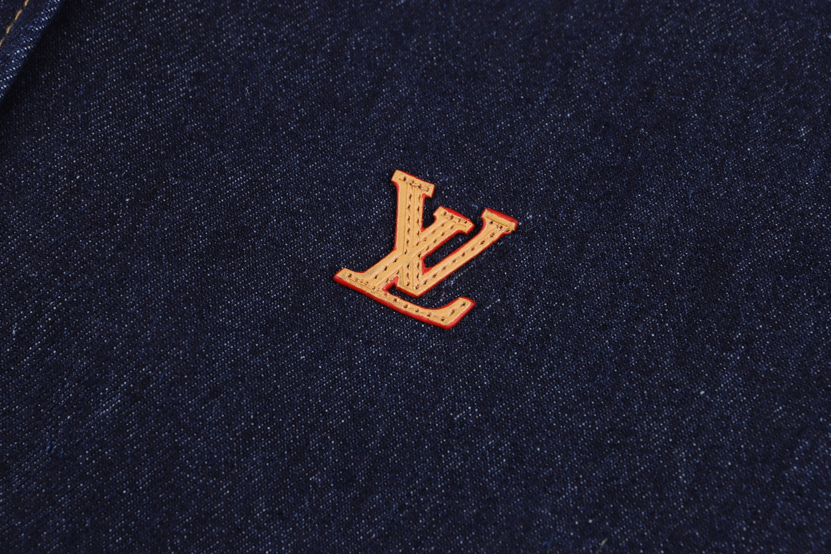 LOUIS VUITTON 路易威登 皮标翻领长袖牛仔衬衫 外套 牛仔衣 上衣 深蓝色 B5 1AK7CO