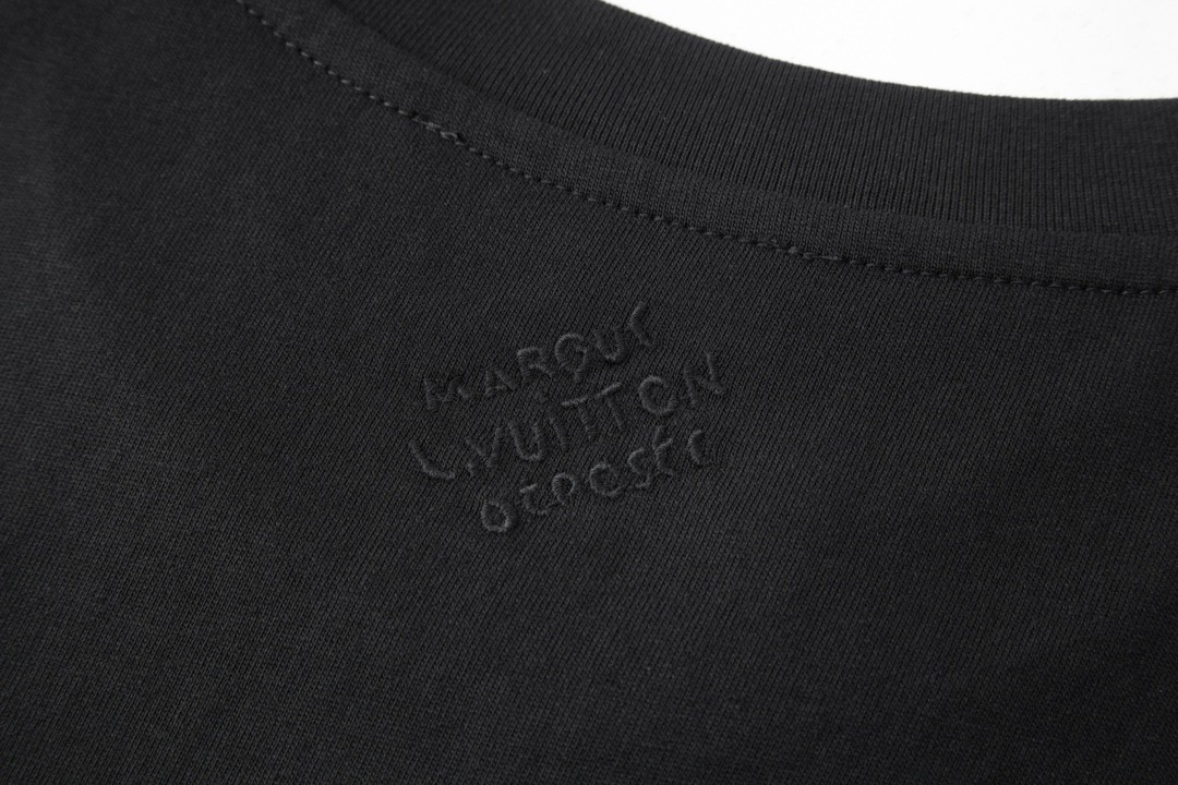 LOUIS VUITTON 路易威登 铆钉绣花圆领短袖 T 恤 上衣 夏款 白色 黑 色 A0