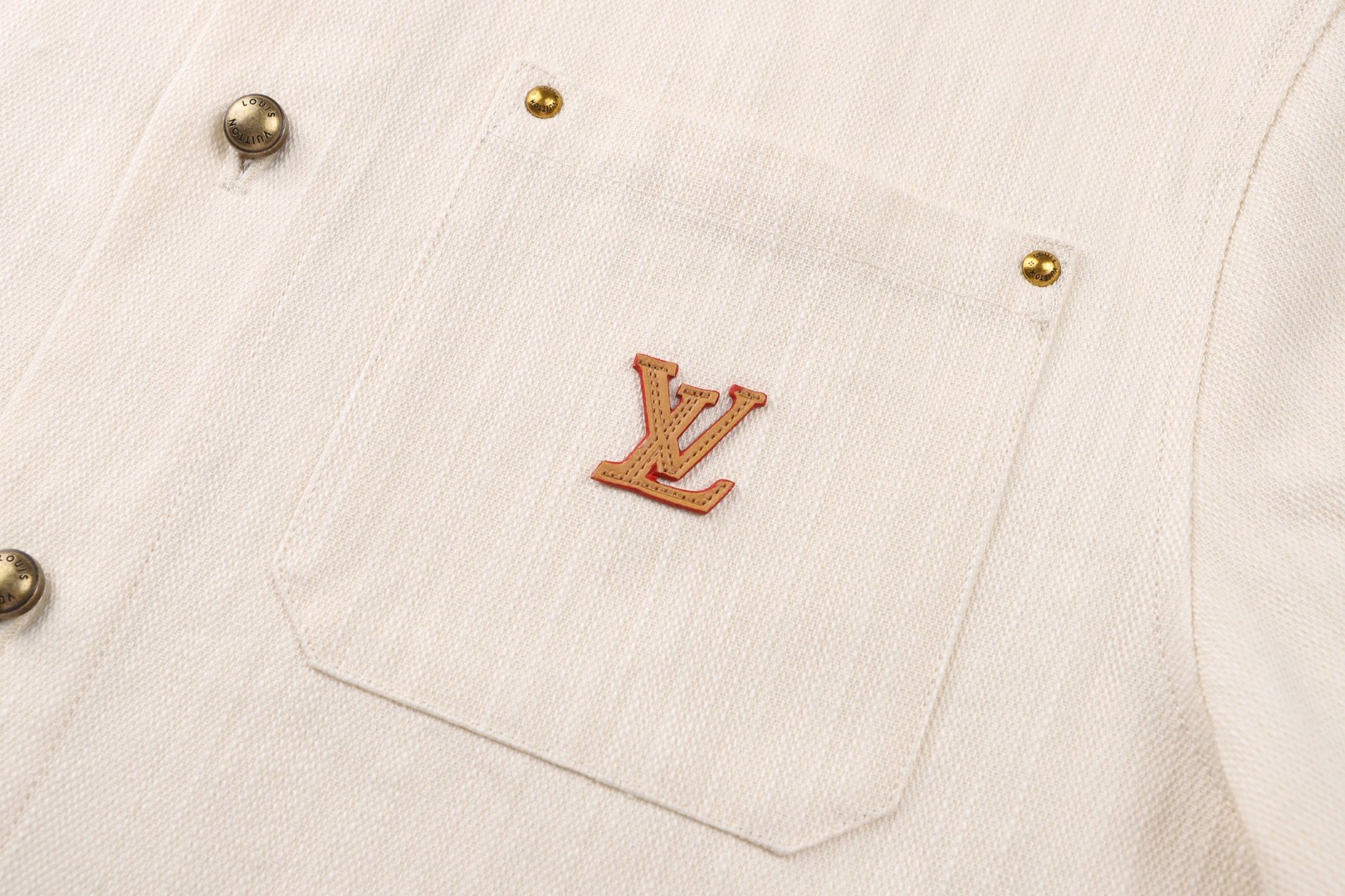 LOUIS VUITTON 路易威登 LV 丝棉混纺皮标衬衫 短袖 外套 夏款 米白色 B0 1AK7CF