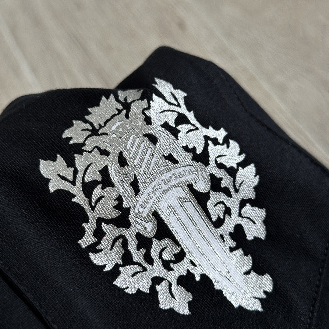 ]Chrome Hearts 克罗心 CH 宝剑藤蔓烫银梵文圆领长袖T恤 黑色 白色