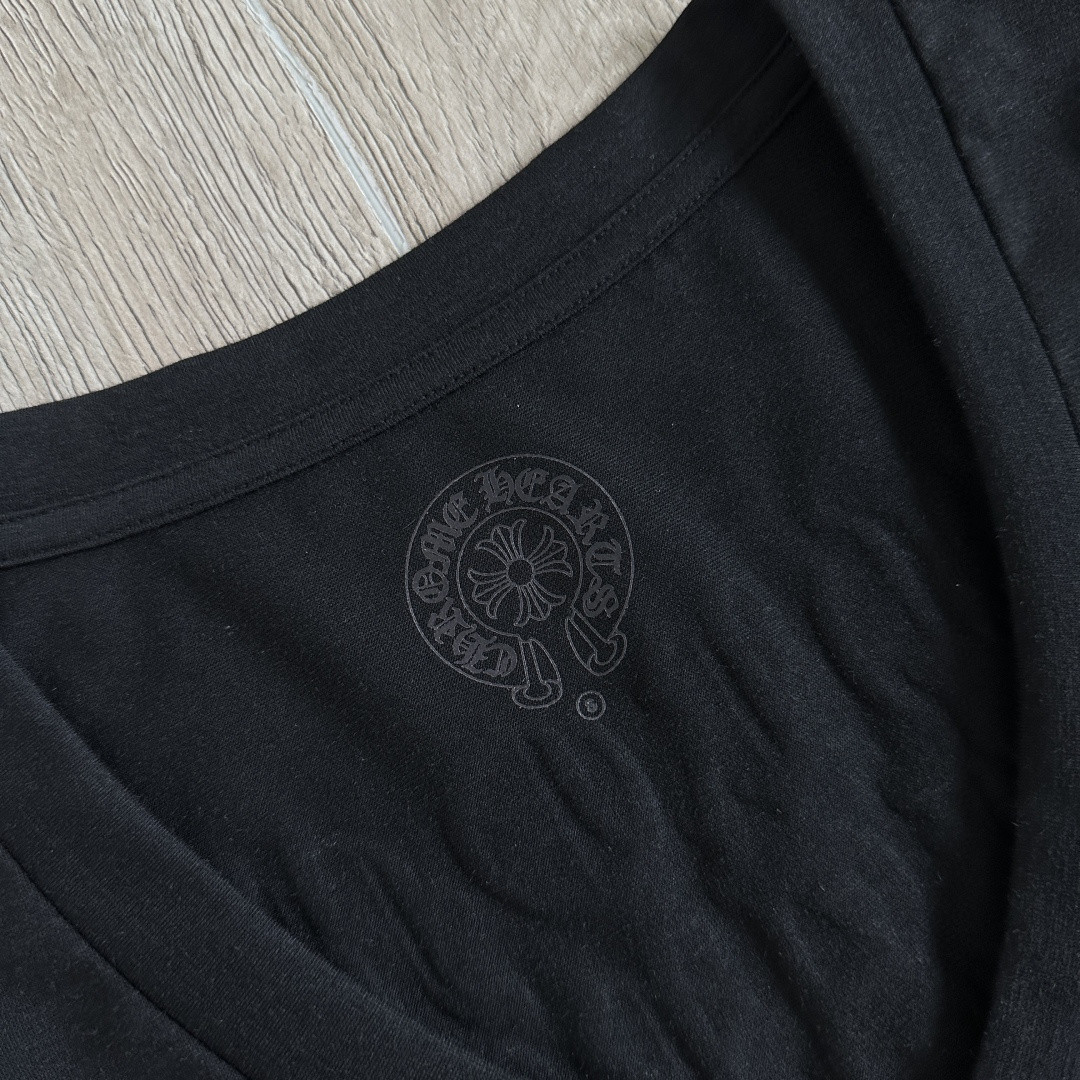 Chrome Hearts CH 克罗心 梵文十字架马蹄印花V领修身 女款 短袖 T恤 黑色 灰色