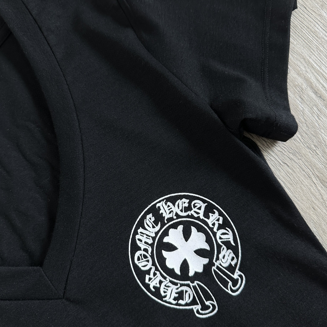 Chrome Hearts CH 克罗心 梵文十字架马蹄印花V领修身 女款 短袖 T恤 黑色 灰色