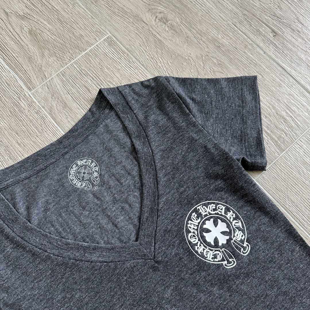 Chrome Hearts CH 克罗心 梵文十字架马蹄印花V领修身 女款 短袖 T恤 黑色 灰色