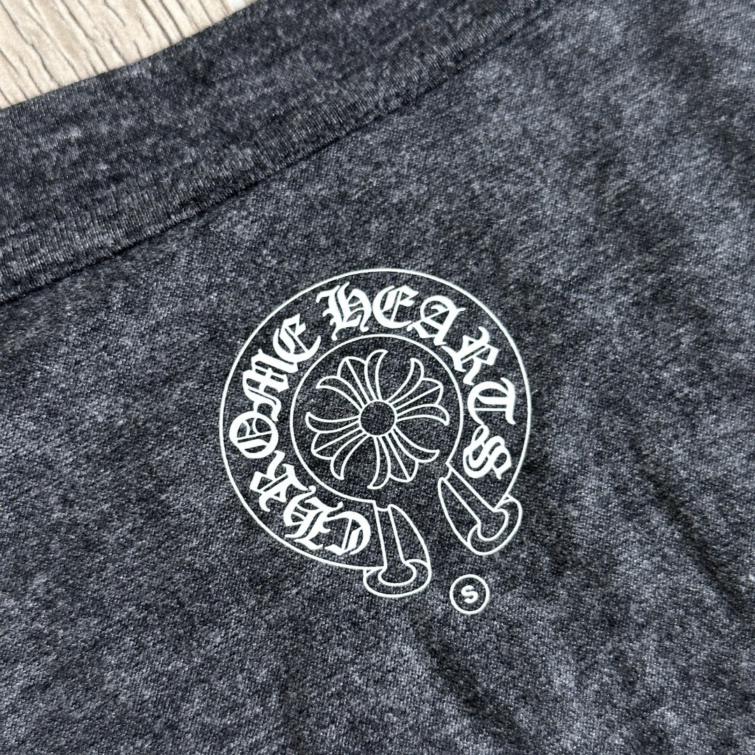 Chrome Hearts CH 克罗心 梵文十字架马蹄印花V领修身 女款 短袖 T恤 黑色 灰色
