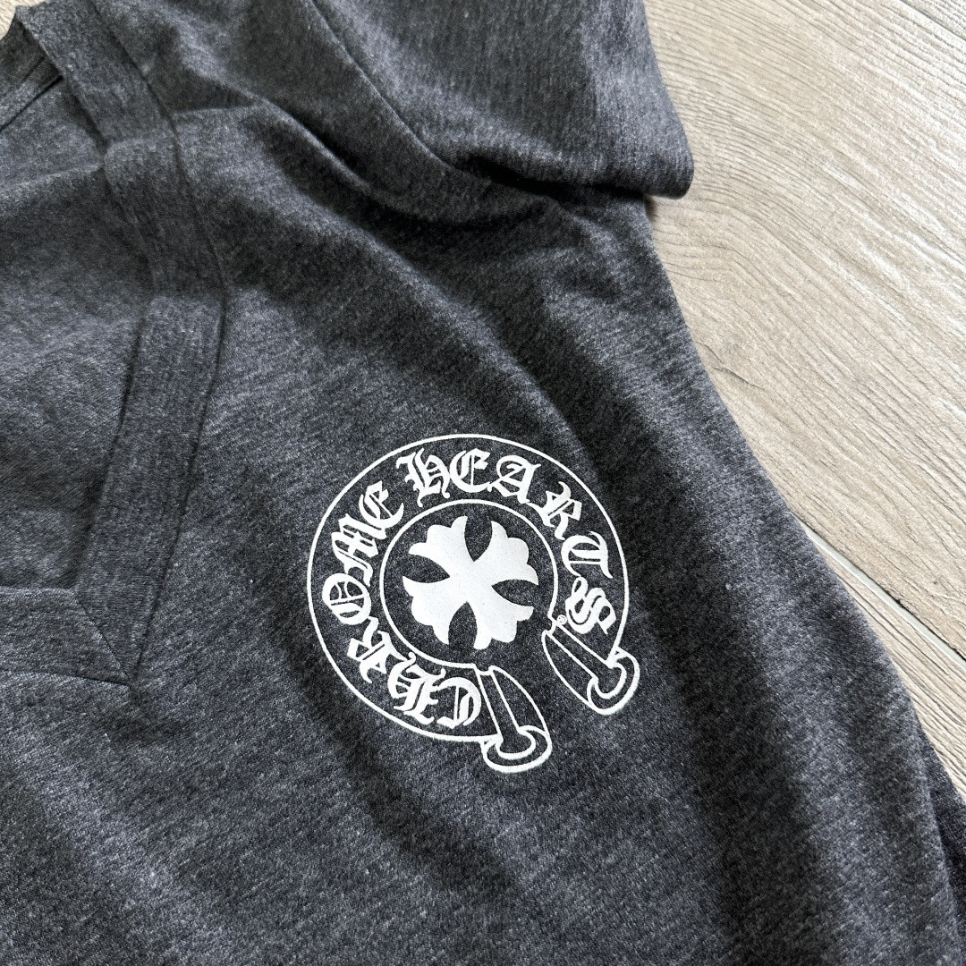 Chrome Hearts CH 克罗心 梵文十字架马蹄印花V领修身 女款 短袖 T恤 黑色 灰色