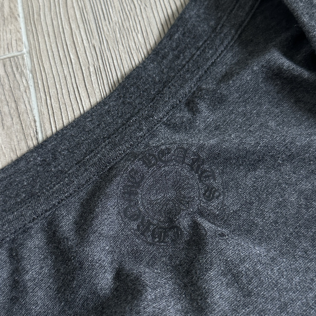 Chrome Hearts CH 克罗心 五角星梵文标语印花V领修身 女款 短袖 T恤 灰色
