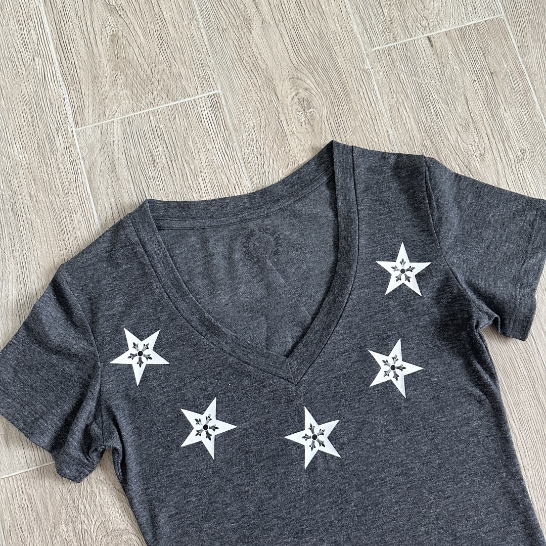 Chrome Hearts CH 克罗心 五角星梵文标语印花V领修身 女款 短袖 T恤 灰色