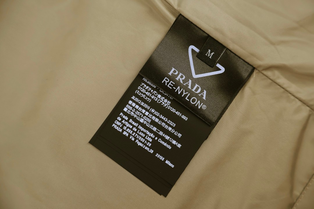 PRADA 普拉达 再生尼龙三角标拉链夹克 外套 长袖 杏色 黑色 B5