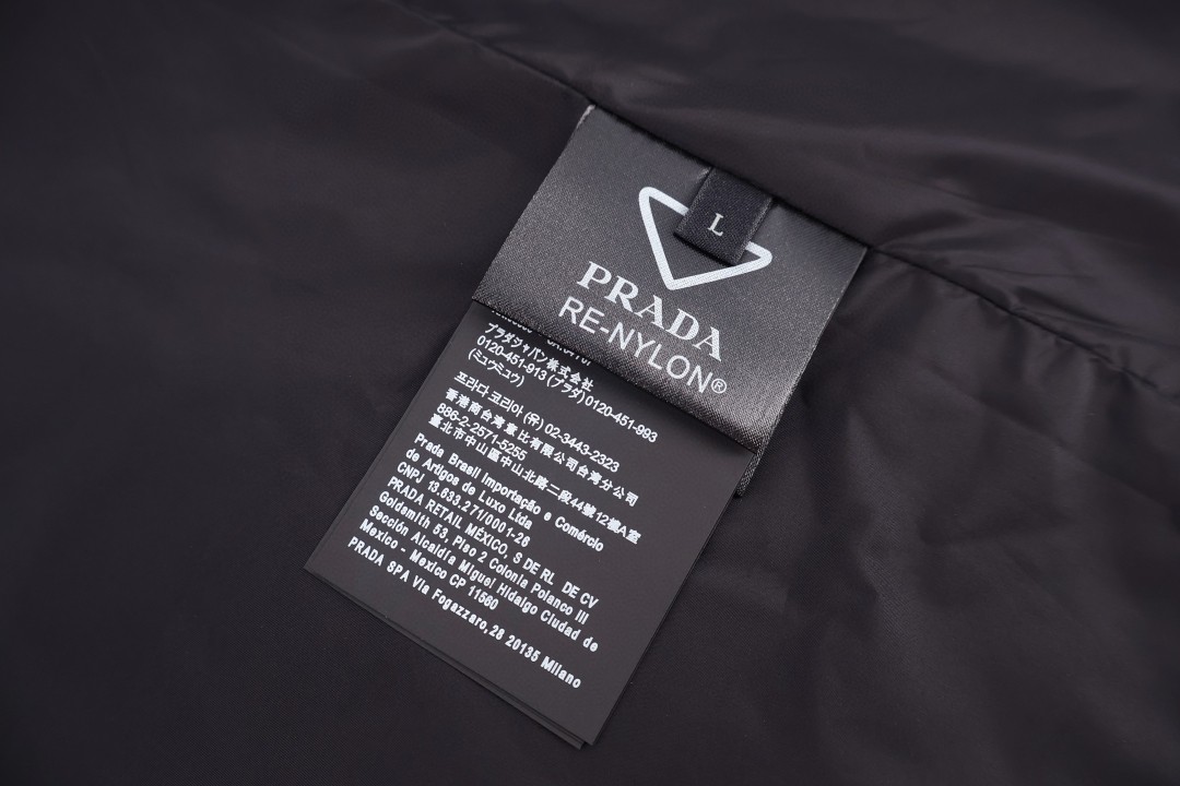 PRADA 普拉达 再生尼龙三角标拉链夹克 外套 长袖 杏色 黑色 B5