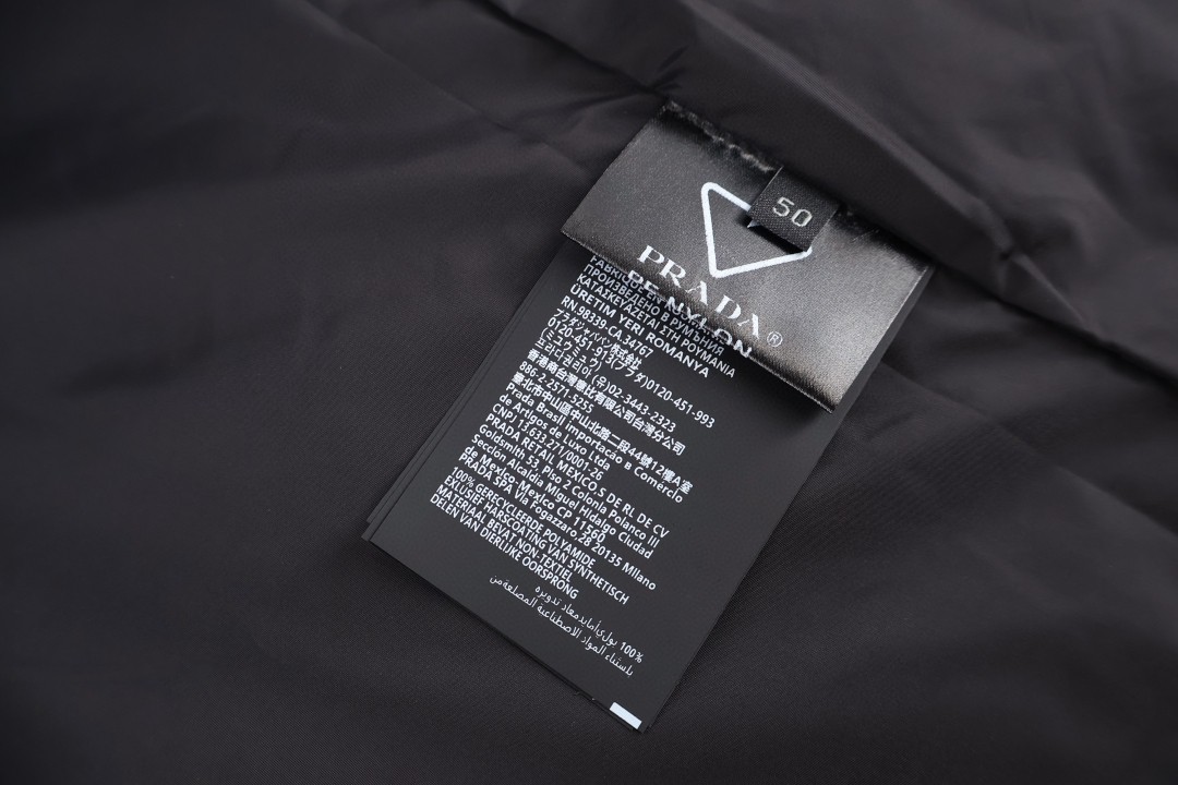 PRADA 普拉达 再生尼龙薄款拉链连帽夹克 外套 长袖 黑色 B5 SGC220-1WQ9-F0002