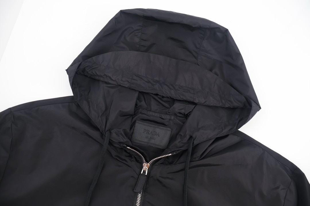 PRADA 普拉达 再生尼龙薄款拉链连帽夹克 外套 长袖 黑色 B5 SGC220-1WQ9-F0002