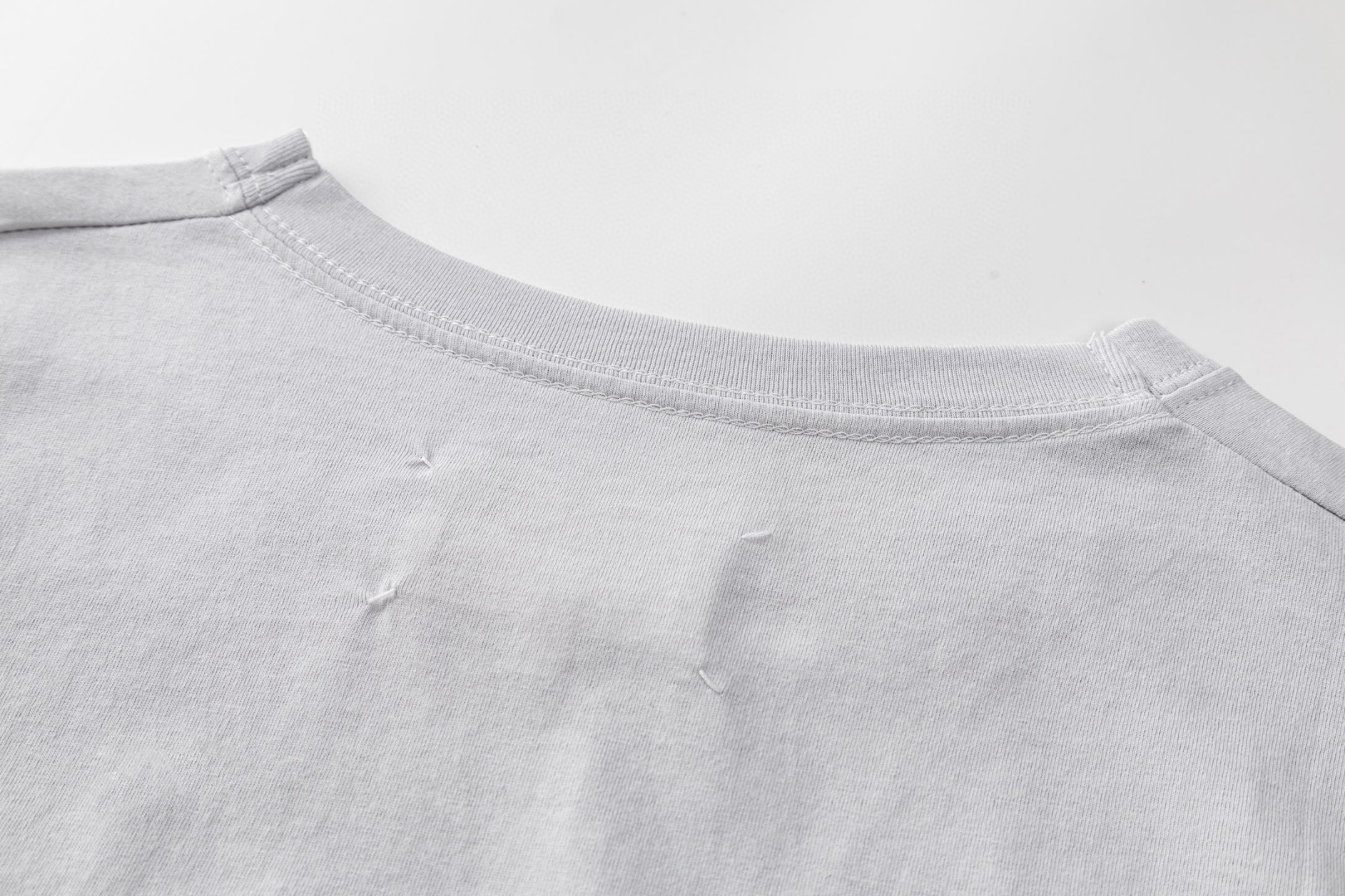 Maison Margiela 马吉拉 做旧印花圆领短袖 T恤 套头 夏季 冰白色 黑色 A0 S50GC0737S24607857