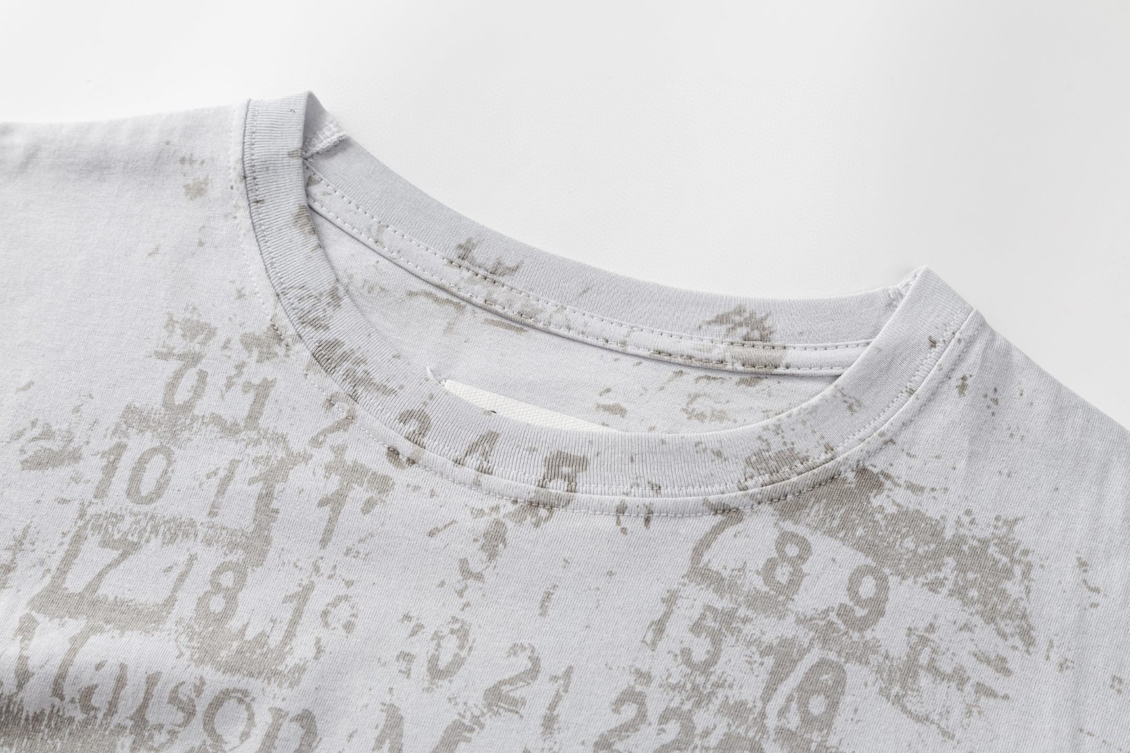 Maison Margiela 马吉拉 做旧印花圆领短袖 T恤 套头 夏季 冰白色 黑色 A0 S50GC0737S24607857