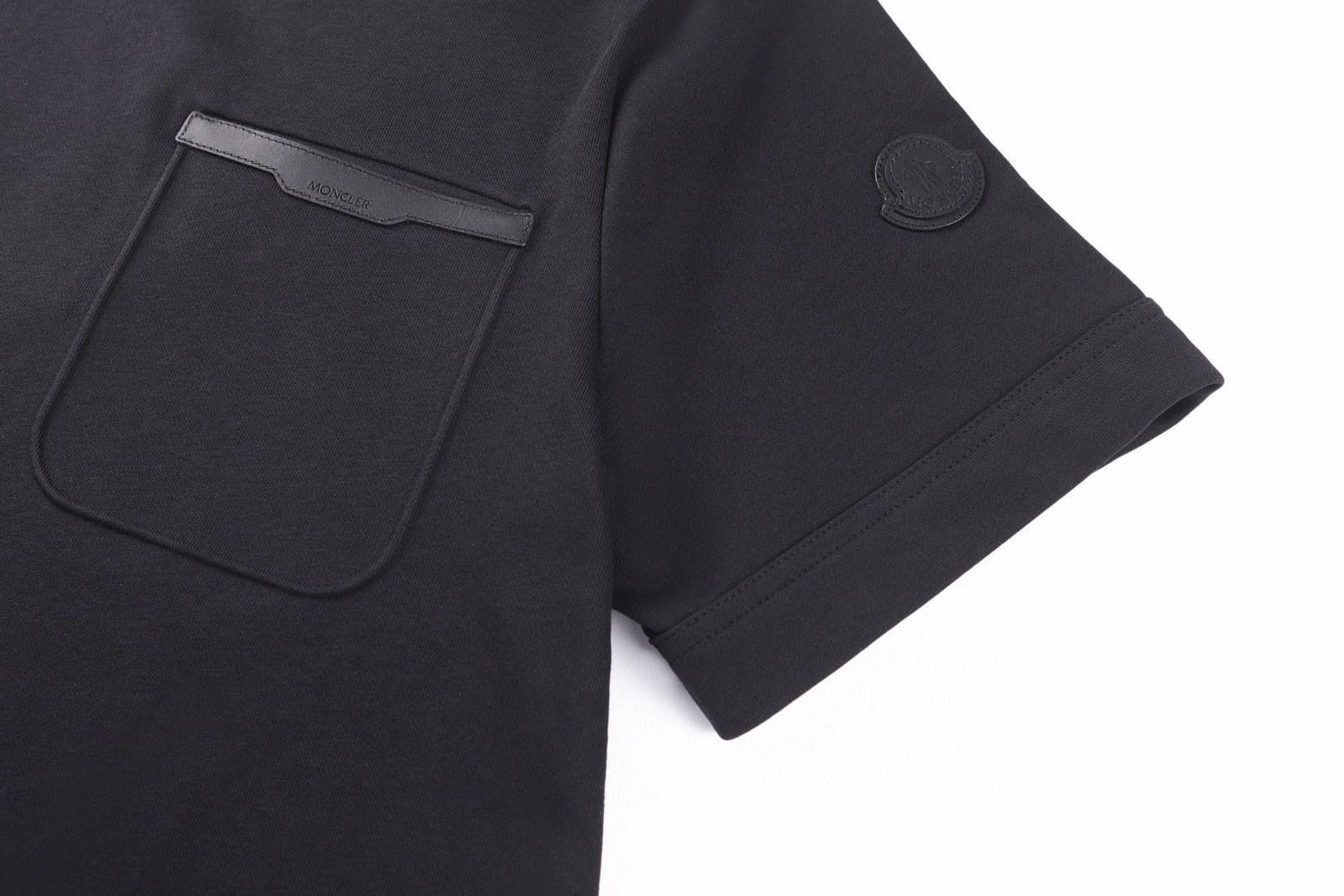 Moncler 蒙口 皮革饰边口袋圆领短袖 T恤 夏季 黑色 米杏色 A0 L10918C0005089BD5999