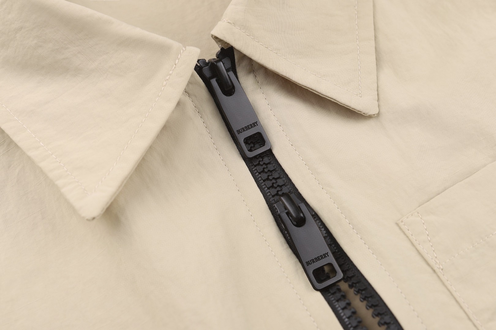 Burberry 巴宝莉 骑士刺绣翻领拉链衬衫 短袖 外套 米杏色 B0 81263041