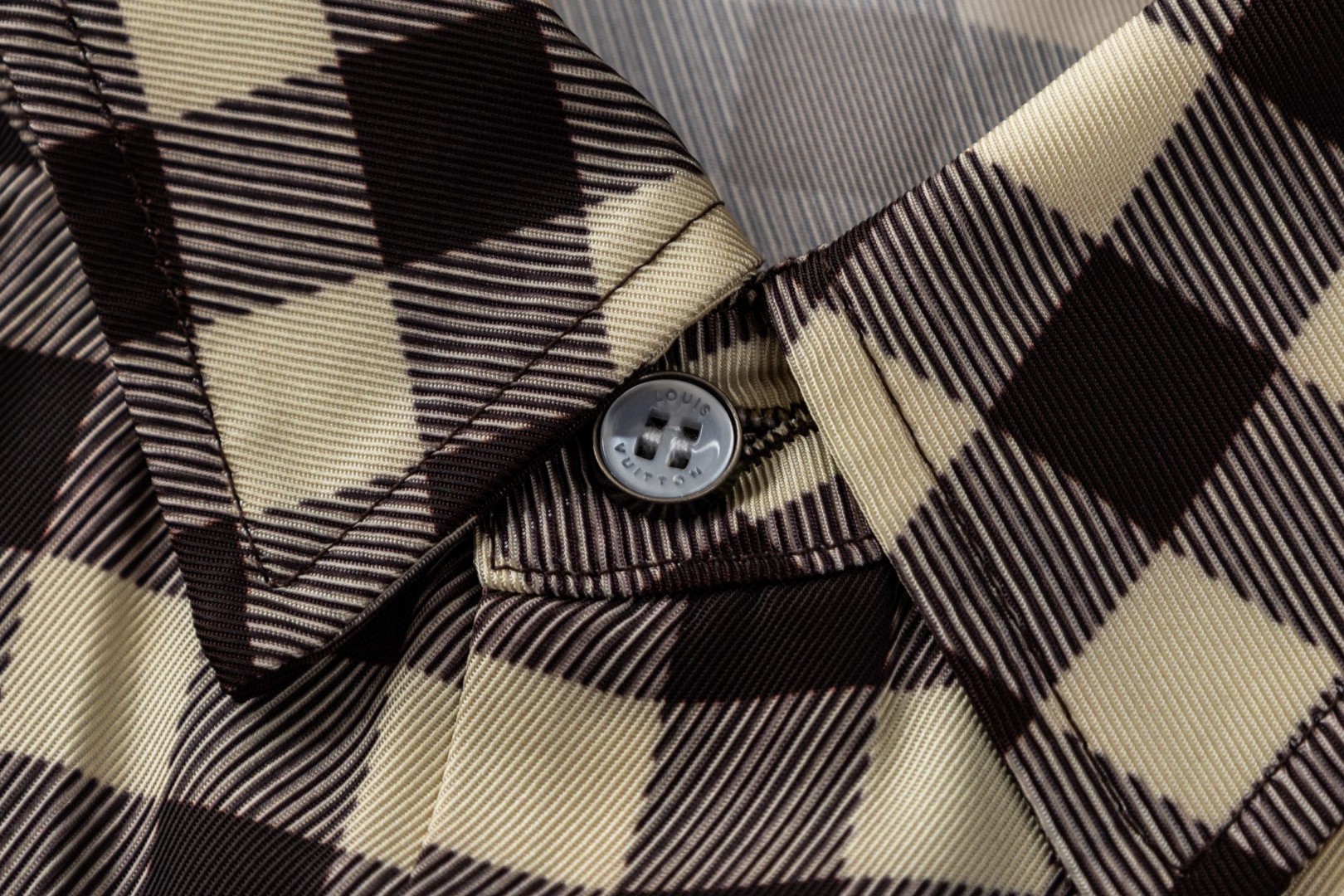 LOUIS VUITTON 路易威登 DAMIER 格纹皮标章仔衬衫 短袖 棕色 B0 1AJRGH