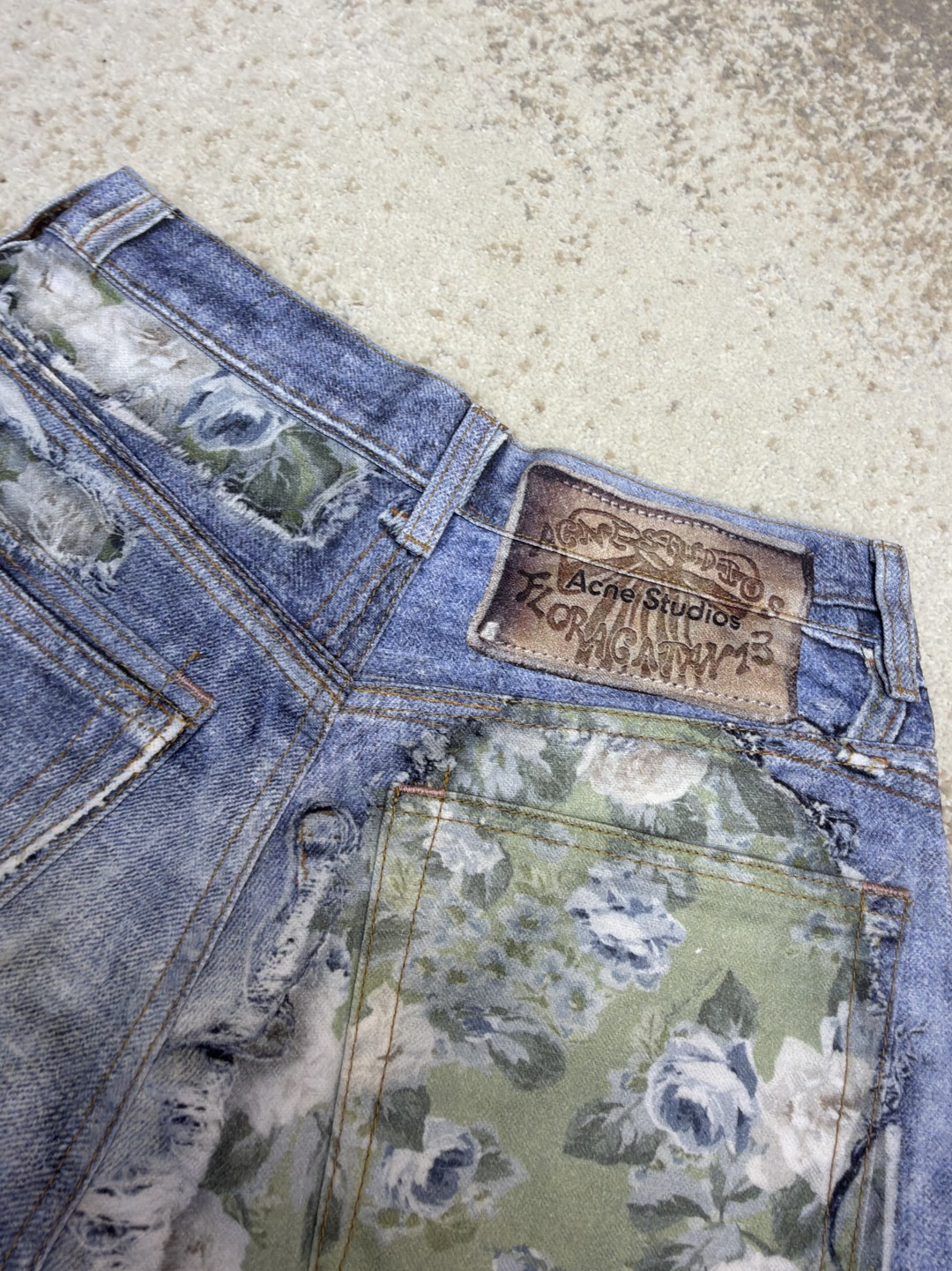 Acne Studios 仲夏胶囊系列 玫瑰花卉错视印花牛仔短裤 牛仔裤 裤子 七分裤 蓝色 B0 CE0077-AFY