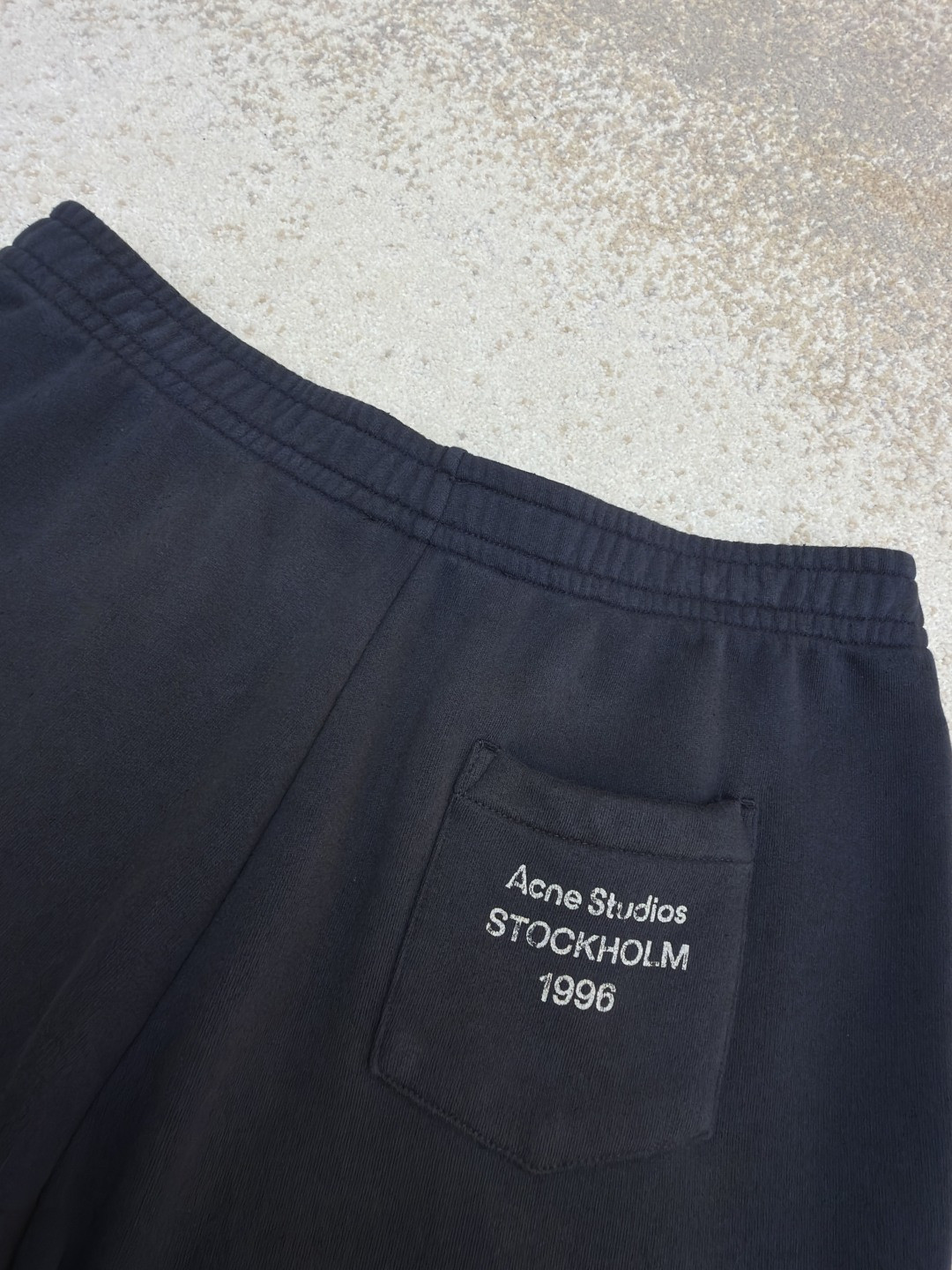 Acne Studios 喷绘复古抓绒松紧腰运动裤 短裤 休闲裤 裤子 黑色 B0 CE0094-BM0