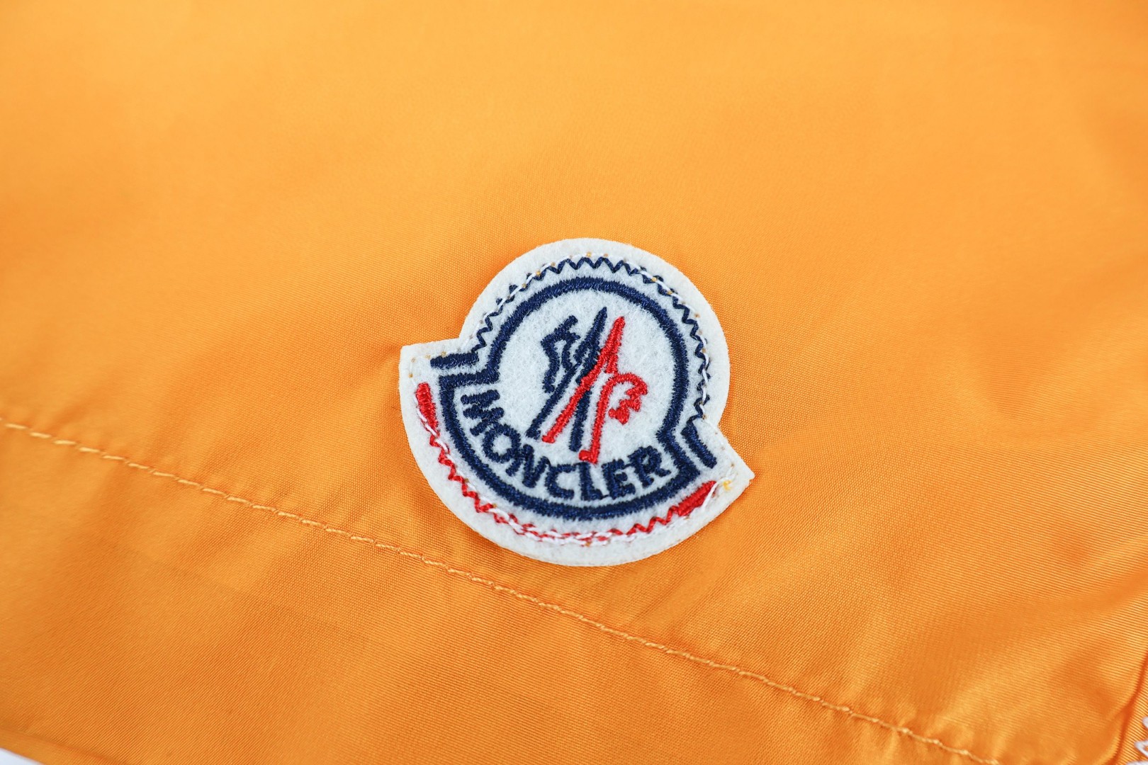 Moncler 蒙口 标识章仔尼龙抽绳沙滩游泳短裤 休闲裤 运动裤 裤子 橘黄色 B0