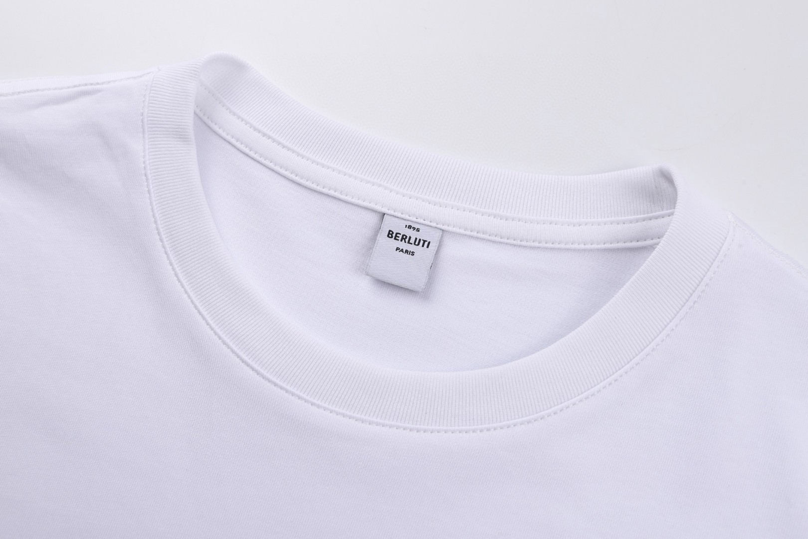 Berluti 皮革标签圆领短袖 T恤 夏款 白色 黑色 A0 R26JRS93003000