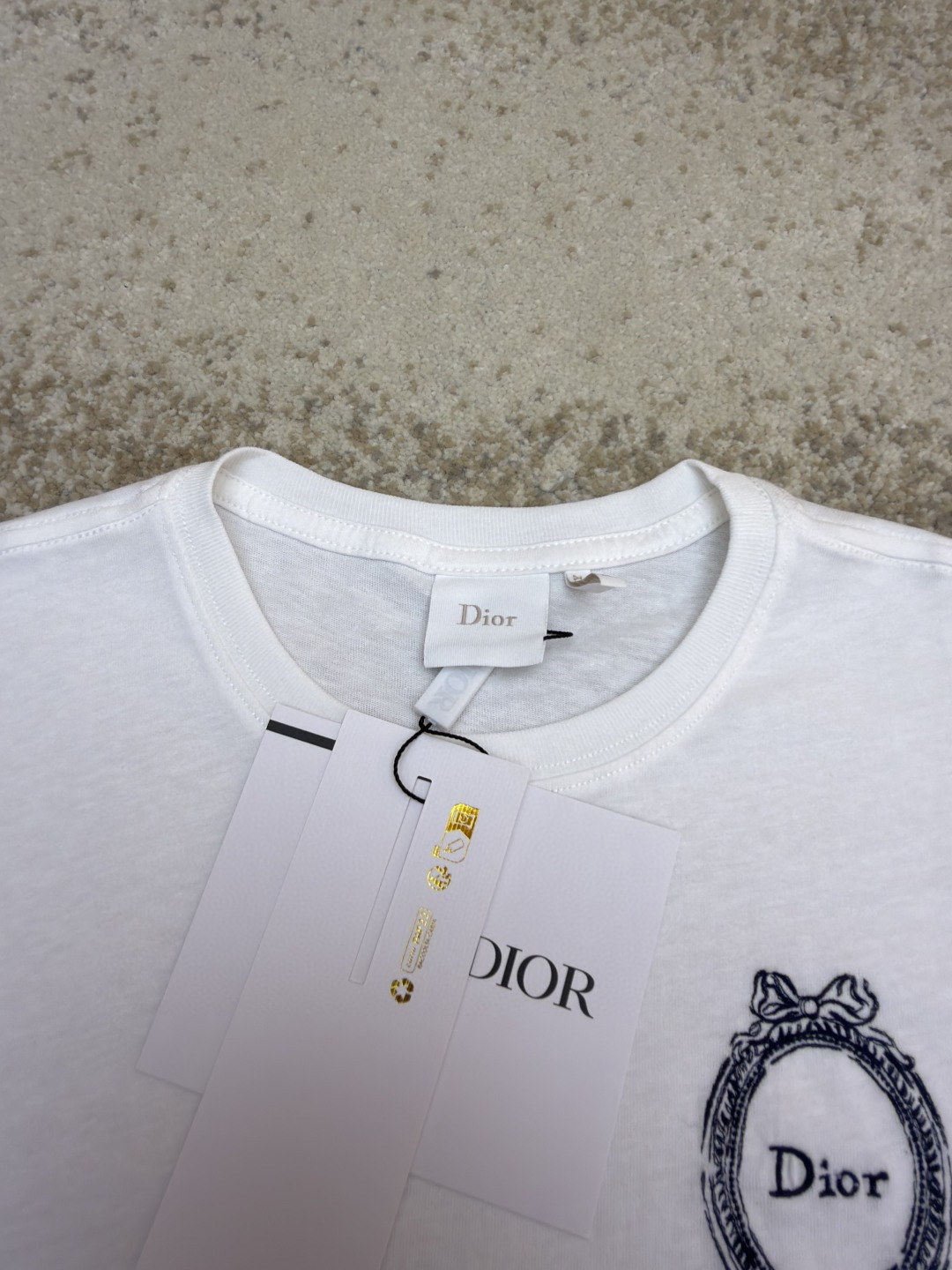 DIOR 迪奥 徽章刺绣圆领短袖 女款 白色 A0 643T13A4781-X0850