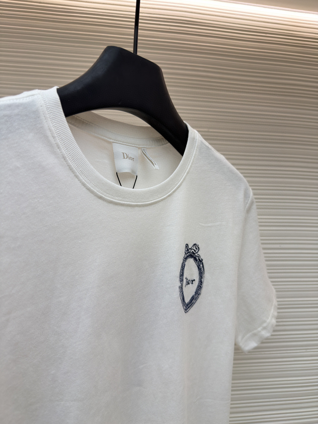 DIOR 迪奥 徽章刺绣圆领短袖 女款 白色 A0 643T13A4781-X0850