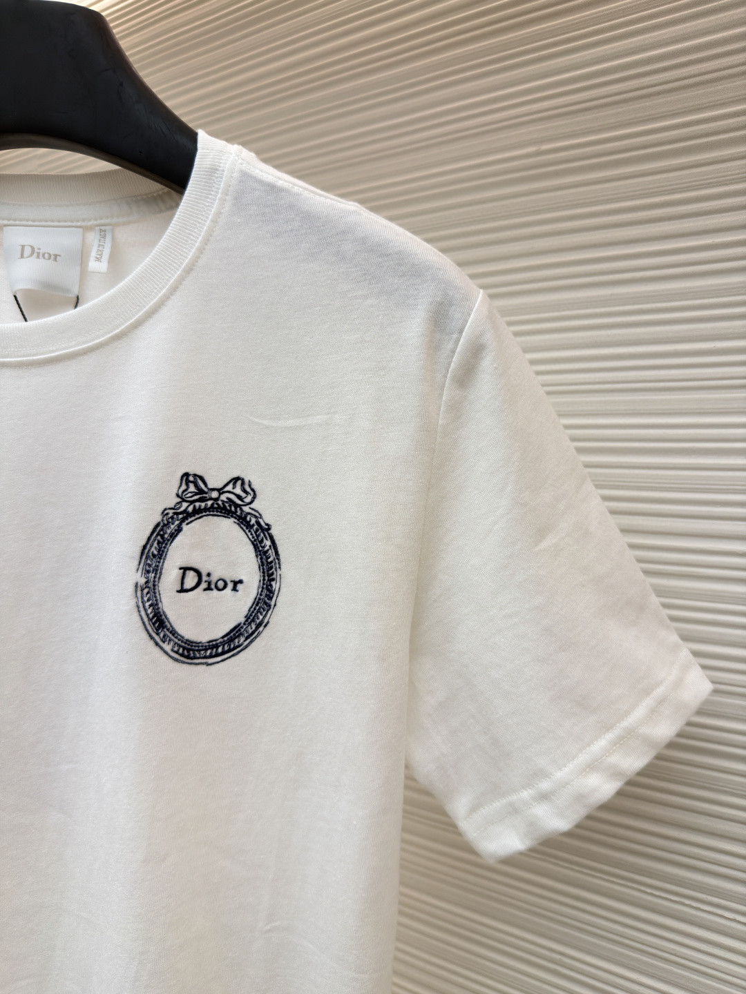 DIOR 迪奥 徽章刺绣圆领短袖 女款 白色 A0 643T13A4781-X0850